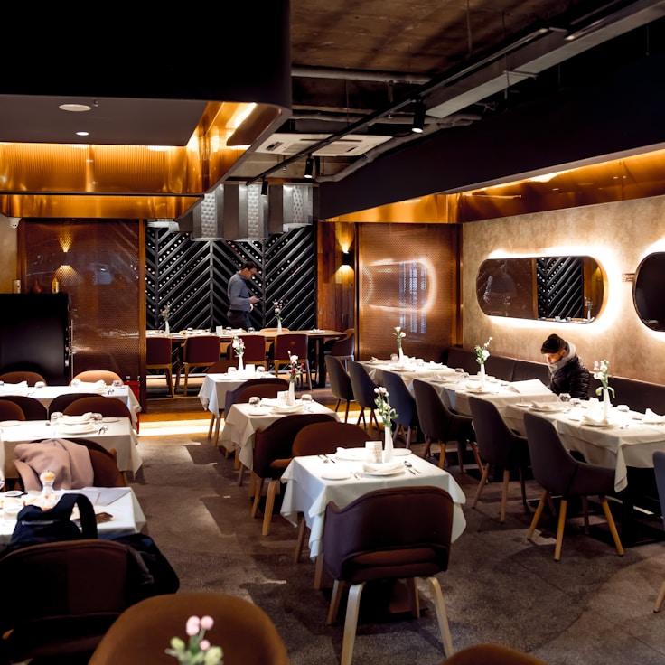 Casual restaurant with booth seating